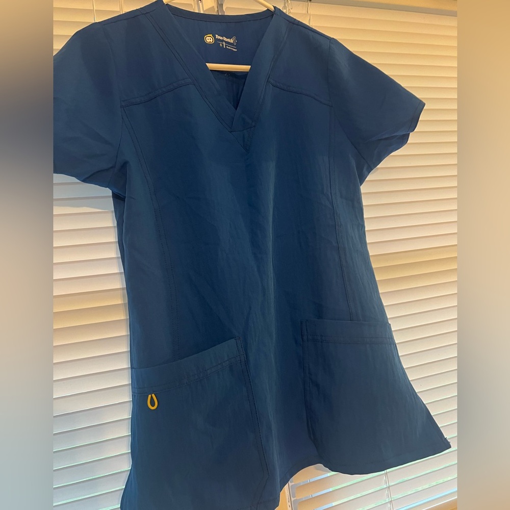Women's royal blue Wonder Wink stretchy scrub SET. Top and bottom size small.